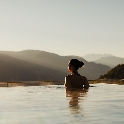 Frau im Sky Infinity Pool mit Bergblick