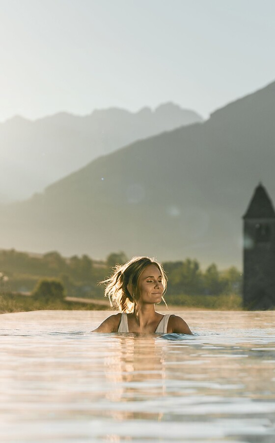 Frau im Infinity Sky Pool mit Aussicht