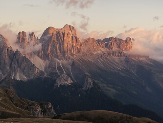 Dolomiten in rötlicher Abendsonne 