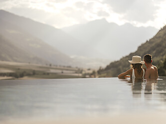Frau und Mann im Sky Infinity Sport Pool