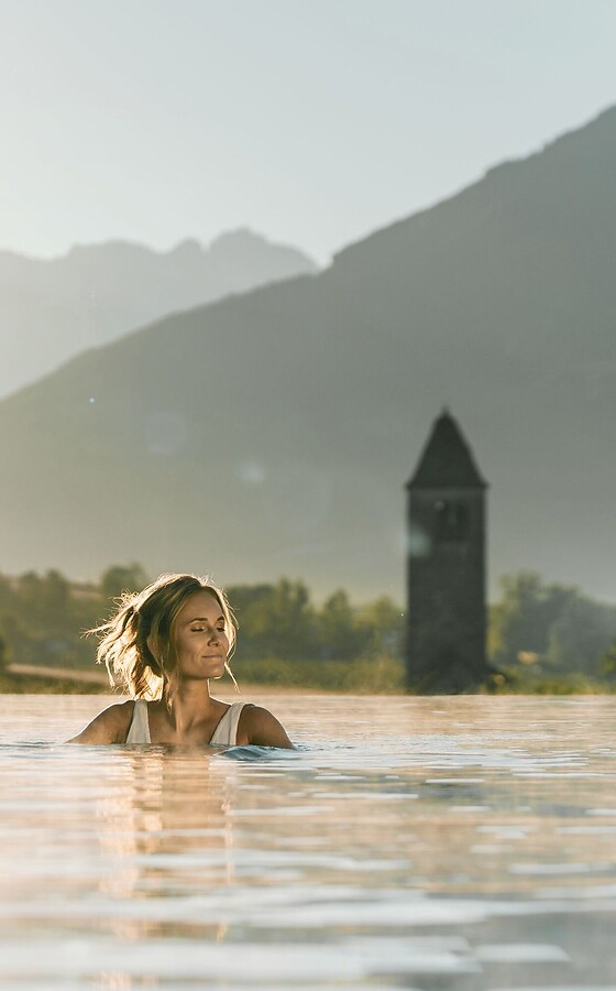 Frau im Infinity Sky Pool mit Aussicht