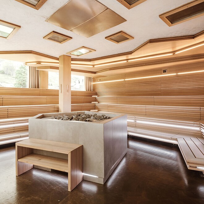 Moderne Finnische Sauna mit Showbeleuchtung