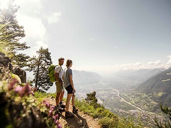 Frau und Mann bei Frühlingswanderung im Berg