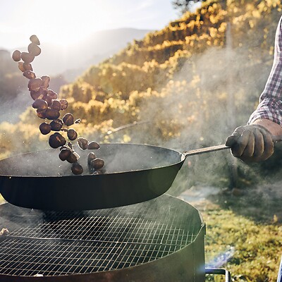 Kastanienbraten im Herbst in der Natur